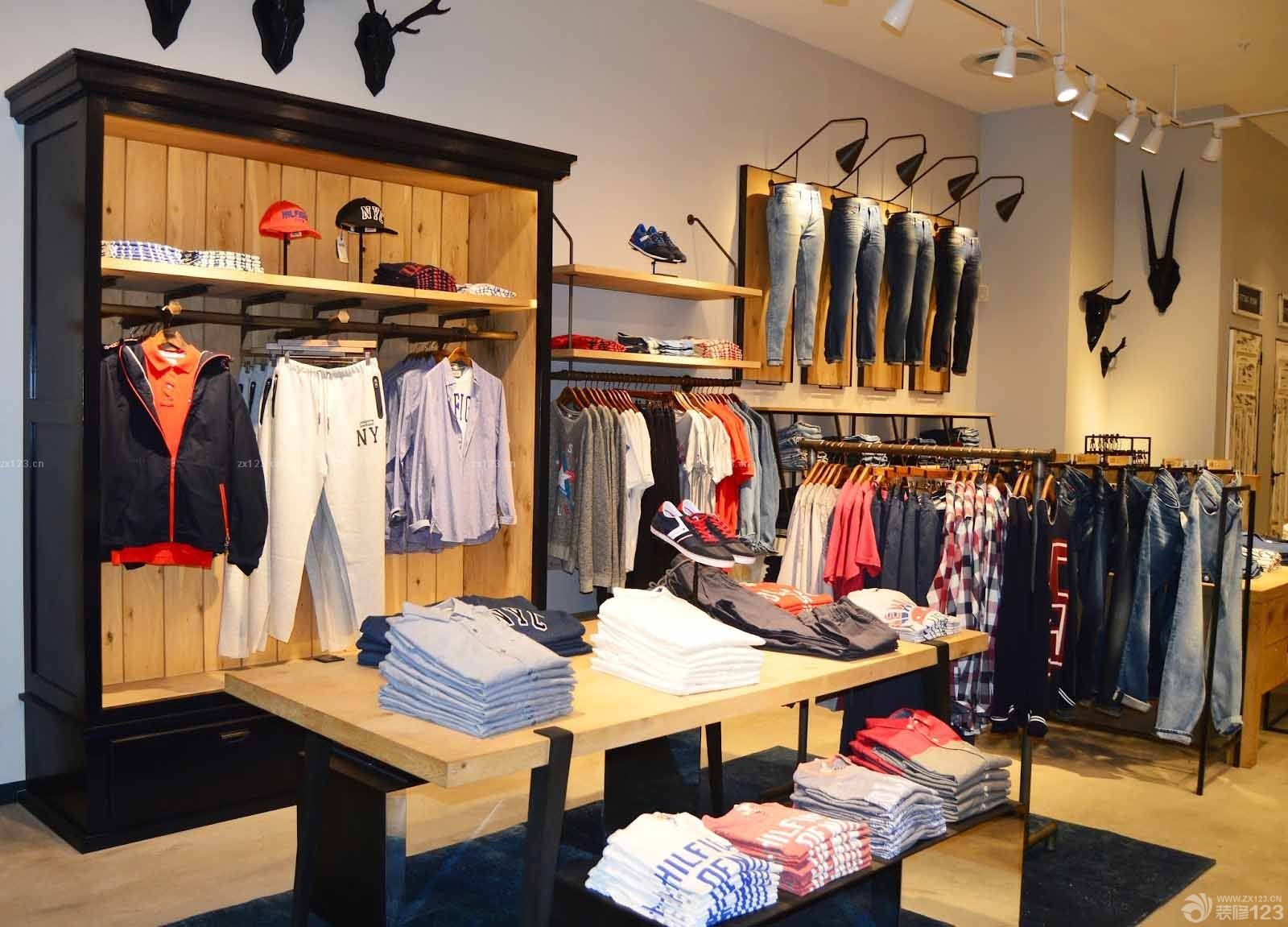 心酸！女子借款10万开服装店正午买面包啃忽然痛哭店才开20天